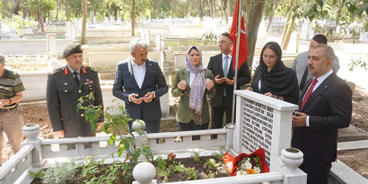 Edirne’deki şehitler kabirleri başında anıldı