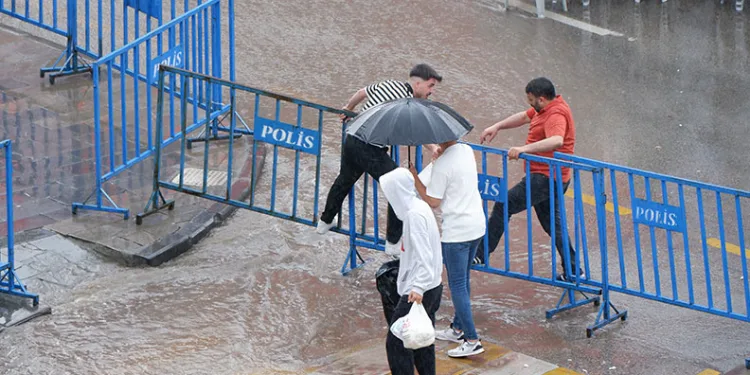 Erzurum’da vatandaşın yağmurla sınavı
