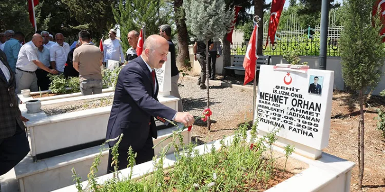 Şehitlerin kabrine karanfil bırakıldı