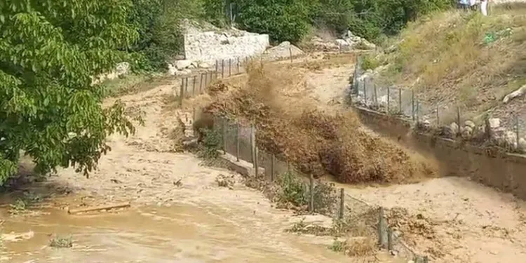Uzundere’de sulama göleti kapaklarının açılmasıyla sel yaşandı