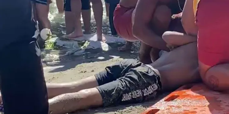 İstanbul’da plajda denize giren çocuk boğulma tehlikesi geçirdi