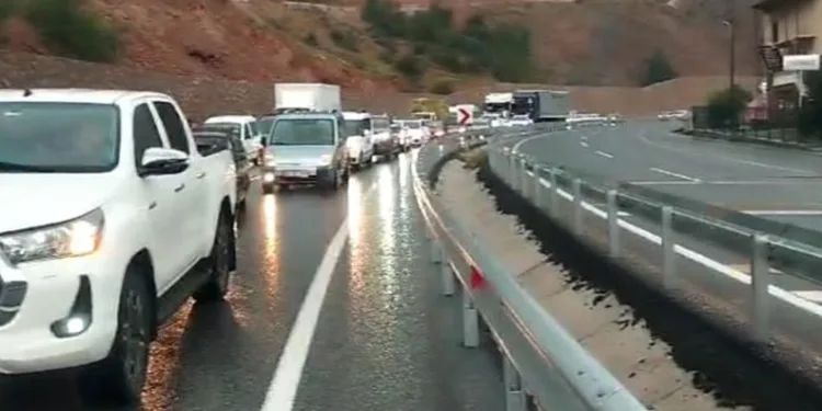 Şiddetli yağış sonrası Gümüşhane-Bayburt yolu kapandı