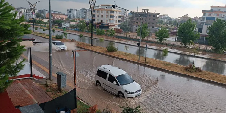 Osmaniye’de sağanak ve fırtınada sokaklar göle döndü
