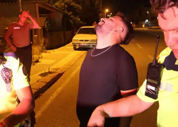 Ceza yiyince kahkahayla imza attı