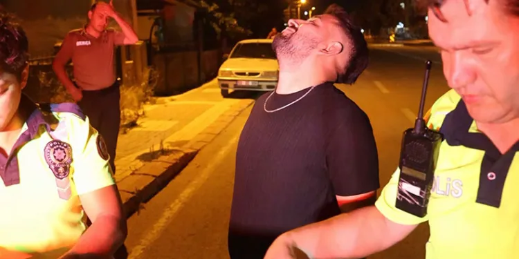 Ceza yiyince kahkahayla imza attı