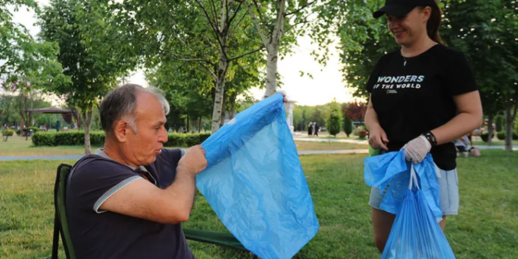 Rus kadın parktaki çöpleri topladı