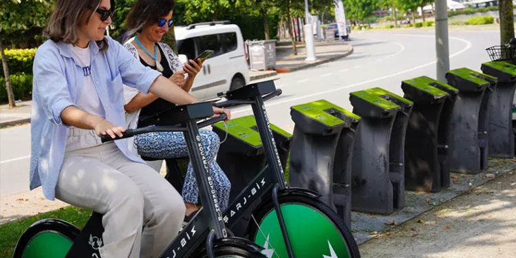 Pedal çevirerek telefonları şarj ediyorlar
