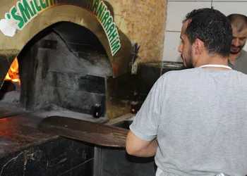 Fırın işçilerinin 40 derecelik sıcakta zorlu mesaisi