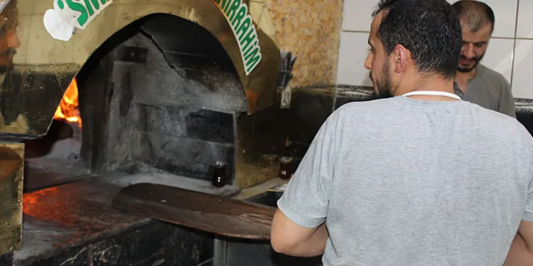 Fırın işçilerinin 40 derecelik sıcakta zorlu mesaisi