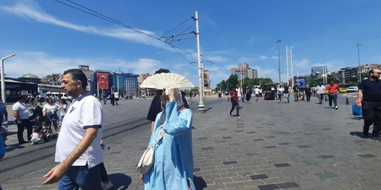 Yerli ve yabancı turistler sıcak havaya rağmen Taksim’e akın etti