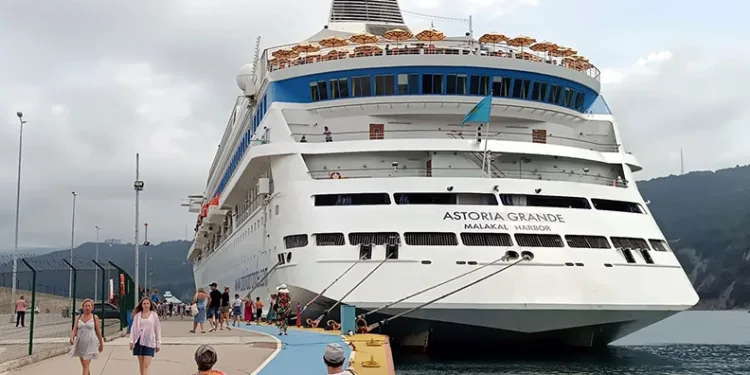 Rus turistlerin Amasra’ya ilgisi sürüyor