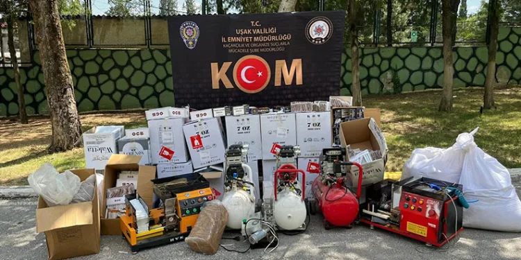 Uşak’ta yapılan operasyonda çok sayıda kaçak makaron ele geçirildi