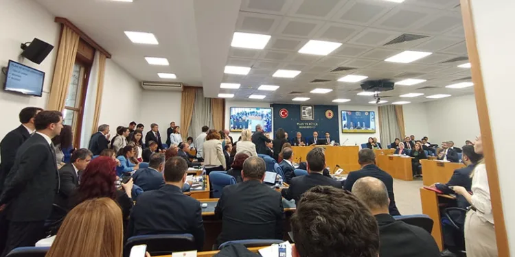 Sokak hayvanları komisyon görüşmeleri tartışmalarla başladı