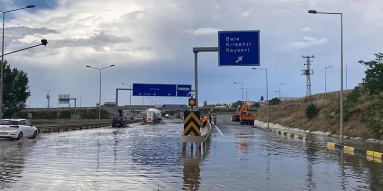 Ankara-Konya karayolu sağanak nedeniyle ulaşıma kapandı