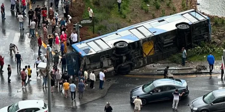 Ankara’da belediye otobüsü devrildi: 5 yaralı