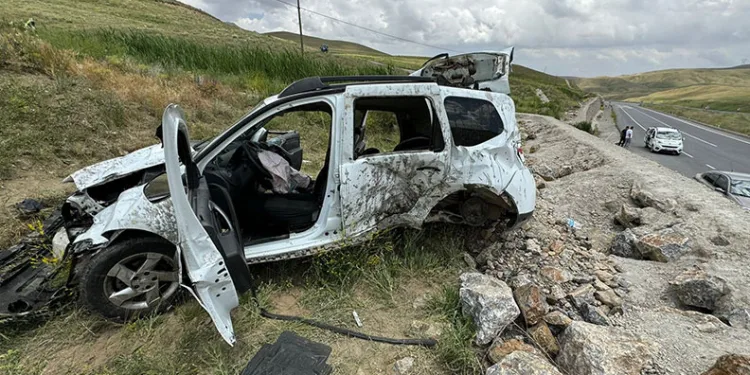 Takla atan araç 3 metrelik istinat duvarının üzerine çıktı: 3 yaralı