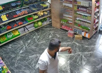 Çamur olan ayakkabısını çıkararak markete girdi