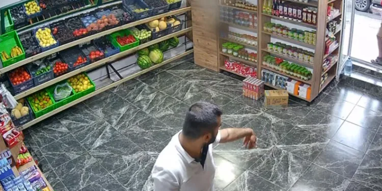 Çamur olan ayakkabısını çıkararak markete girdi
