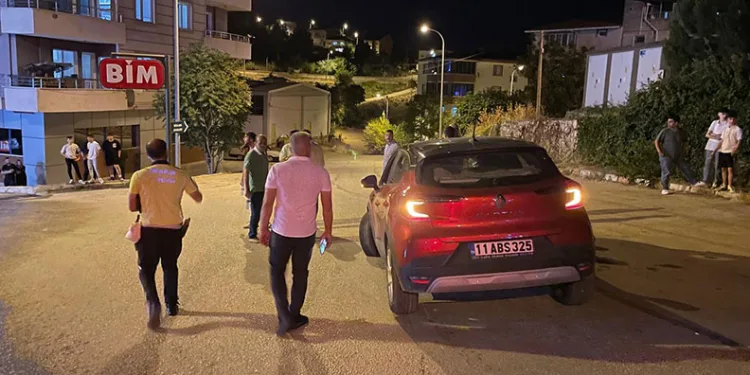 Kontrolden çıkan araç kaldırımda yürüyen yayanın ayağını ezdi