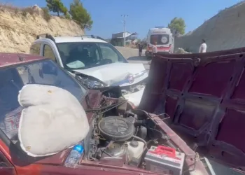 Otomobil ile hafif ticari araç kafa kafaya çarpıştı: 2 yaralı