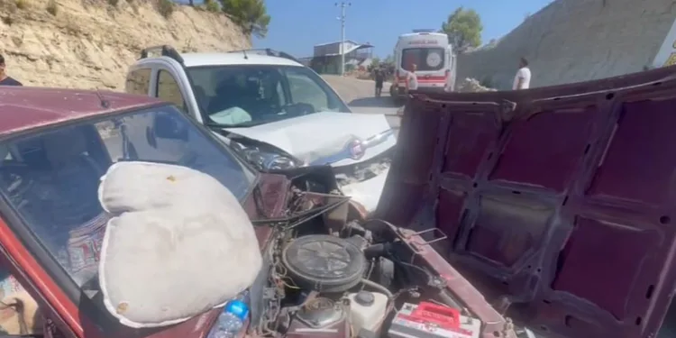 Otomobil ile hafif ticari araç kafa kafaya çarpıştı: 2 yaralı