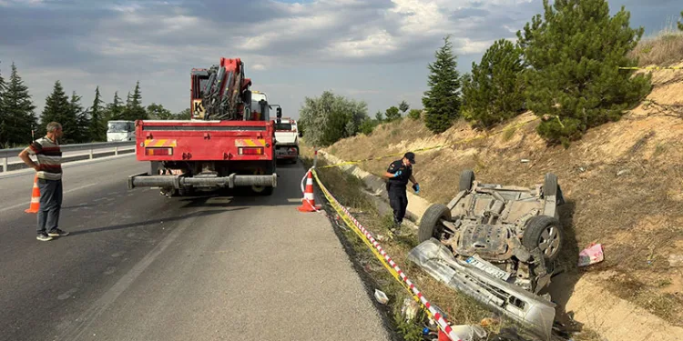 Takla atıp refüje devrilen otomobilde 2 kişi yaralandı