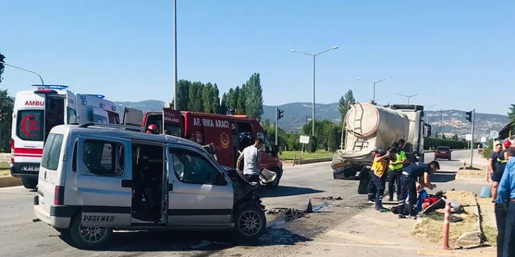 Otomobil kamyona arkadan çarptı: 2 ölü, 1 yaralı