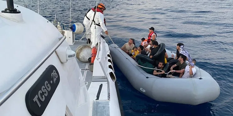 Ayvacık açıklarında 16 kaçak göçmen yakalandı