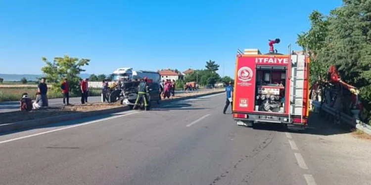 Denizli’de otomobil ile traktör çarpıştı; 4 yaralı