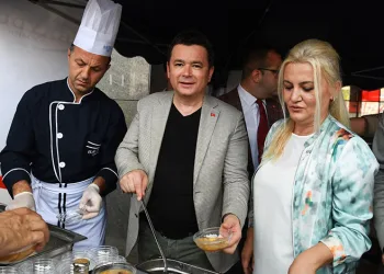 Erkan Aydın vatandaşlara aşure dağıttı