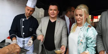 Erkan Aydın vatandaşlara aşure dağıttı