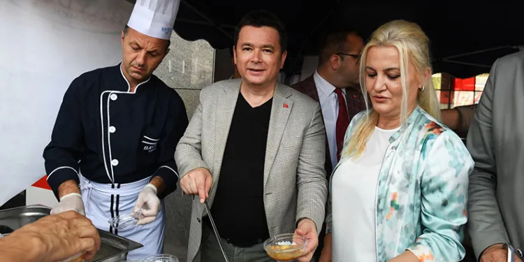 Erkan Aydın vatandaşlara aşure dağıttı