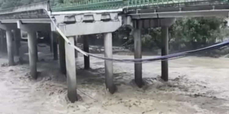 Çin’de köprü çöktü: 12 ölü