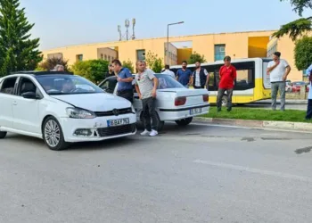 Bursa’da kaza yapan sürücü hasar gören aracına üzüldü