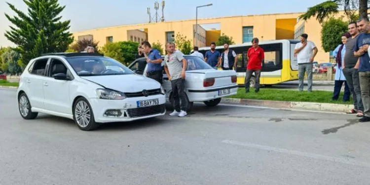 Bursa’da kaza yapan sürücü hasar gören aracına üzüldü