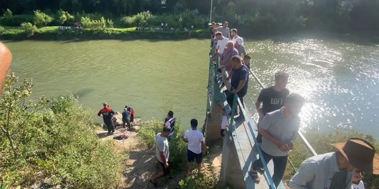 Serinlemek için girdiği ırmakta kayboldu