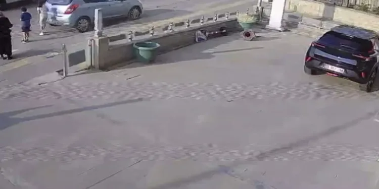 Aniden yola atlayan çocuğa otomobilin çarptığı an kamerada