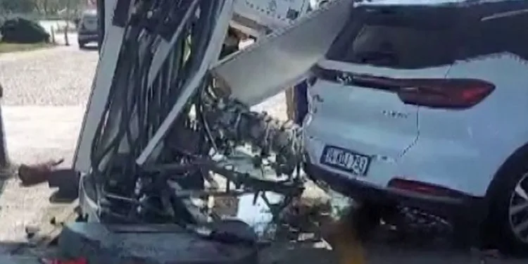 Kontrolden çıkan cip akaryakıt istasyonuna daldı