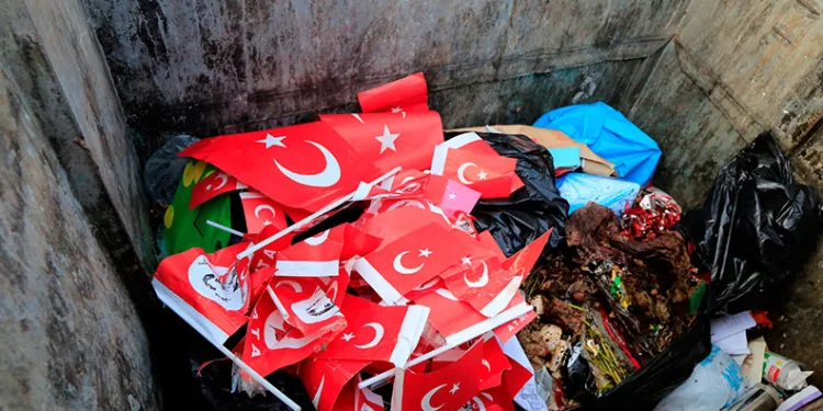 Okul önünde çöpe atılan bayraklar polisi alarma geçirdi