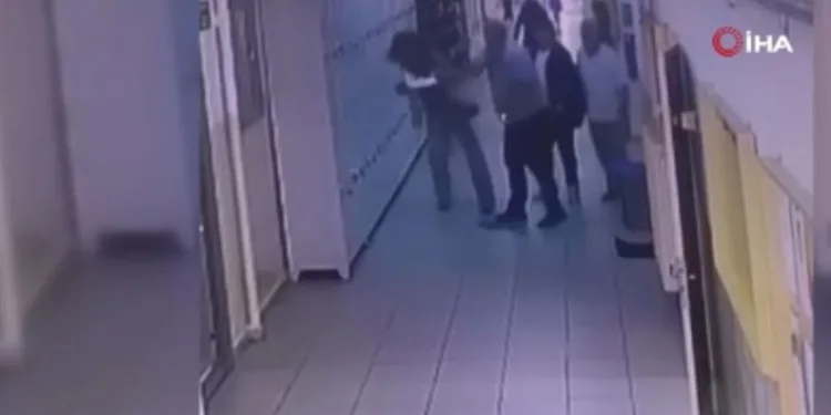 Öğretmeni yumruklayan veliye hapis talebi
