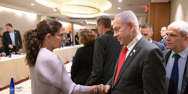 Netanyahu, ABD’de rehine aileleriyle görüştü