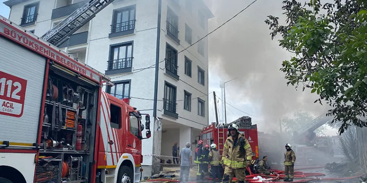 Avcılar’da hurdacıda korkutan yangın