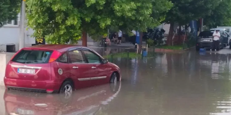 Kütahya’yı sağanak vurdu
