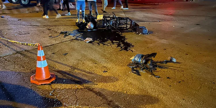 Kontrolden çıkan otomobil motosiklete çarptı: 2 ağır yaralı