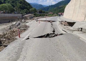 Kastamonu’da yol çöktü