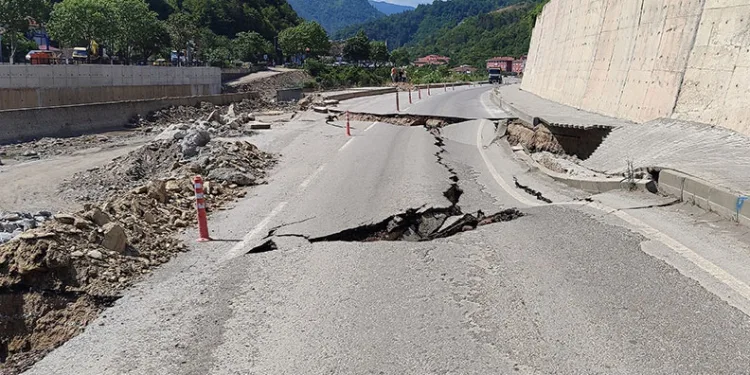 Kastamonu’da yol çöktü