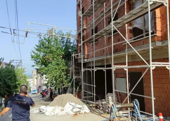 Bursa’da inşaat iskelesi yüksek gerilim hattının üzerine devrildi