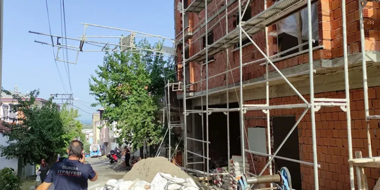 Bursa’da inşaat iskelesi yüksek gerilim hattının üzerine devrildi