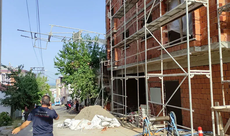 Bursa’da inşaat iskelesi yüksek gerilim hattının üzerine devrildi