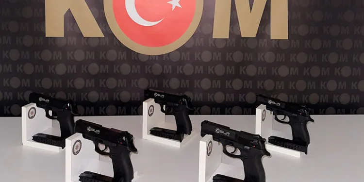 Kargo ile kaçak silah sevkiyatına polis engeli